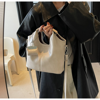 Ženska bucket torbica, ležerno elegantna, crossbody s jednim remenom; materijal: super vlakno; otvor: zatvarač; podstava: poliester; unutarnja džep sa zatvaračem