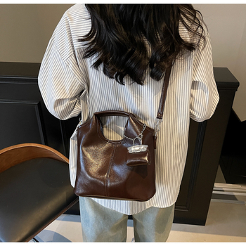 Ženska bucket torbica, ležerno elegantna, crossbody s jednim remenom; materijal: super vlakno; otvor: zatvarač; podstava: poliester; unutarnja džep sa zatvaračem