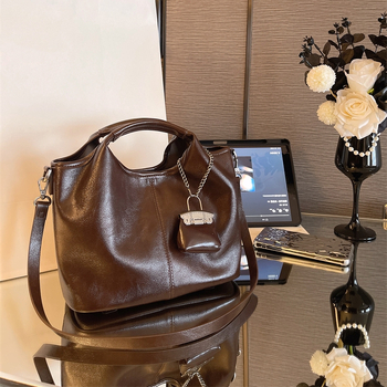 Ženska bucket torbica, ležerno elegantna, crossbody s jednim remenom; materijal: super vlakno; otvor: zatvarač; podstava: poliester; unutarnja džep sa zatvaračem