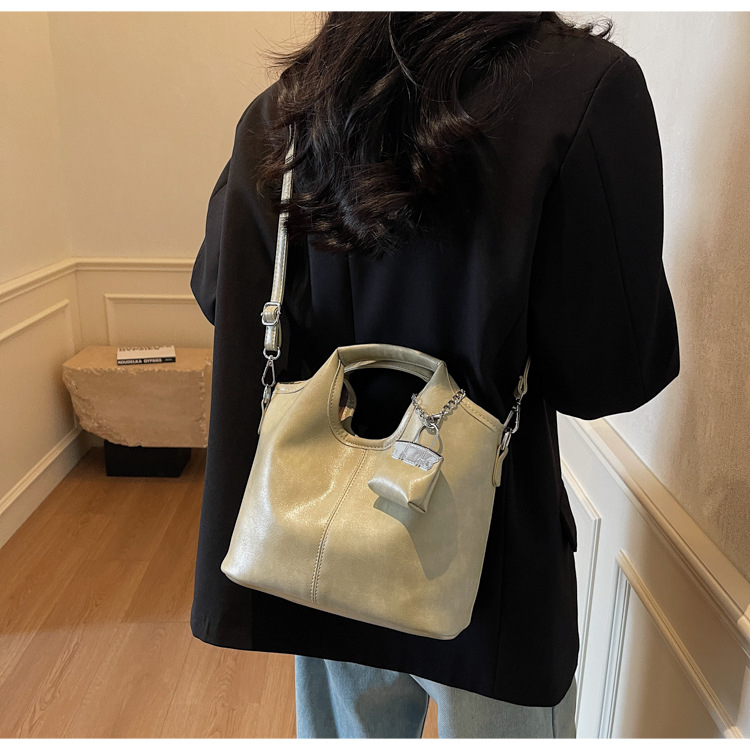 Ženska bucket torbica, ležerno elegantna, crossbody s jednim remenom; materijal: super vlakno; otvor: zatvarač; podstava: poliester; unutarnja džep sa zatvaračem