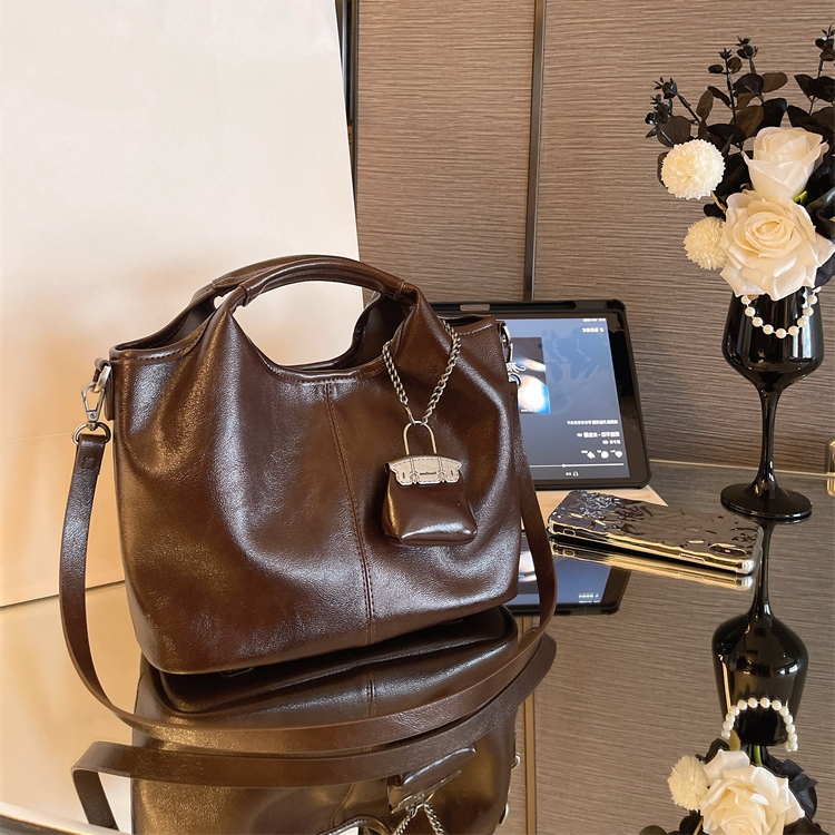 Ženska bucket torbica, ležerno elegantna, crossbody s jednim remenom; materijal: super vlakno; otvor: zatvarač; podstava: poliester; unutarnja džep sa zatvaračem