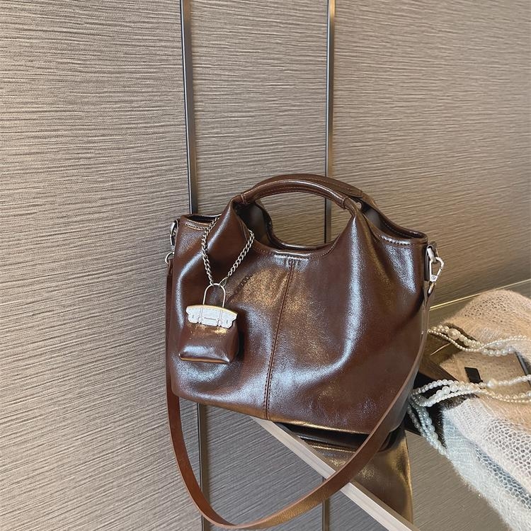 Ženska bucket torbica, ležerno elegantna, crossbody s jednim remenom; materijal: super vlakno; otvor: zatvarač; podstava: poliester; unutarnja džep sa zatvaračem