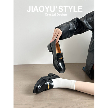 Minimalista loafer stílusú, 6-8 cm-es sarokkal, gumitalpú, belső Ultra-fiber bőr