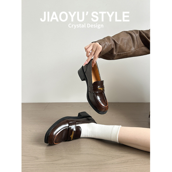 Minimalista loafer stílusú, 6-8 cm-es sarokkal, gumitalpú, belső Ultra-fiber bőr