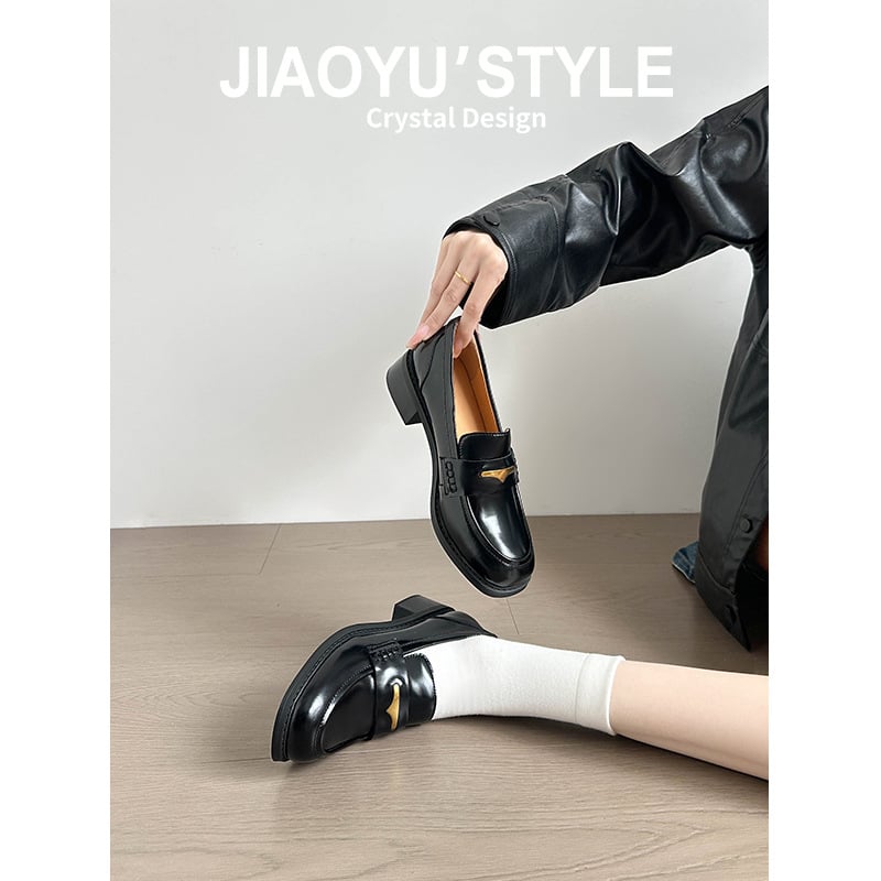 Minimalista loafer stílusú, 6-8 cm-es sarokkal, gumitalpú, belső Ultra-fiber bőr