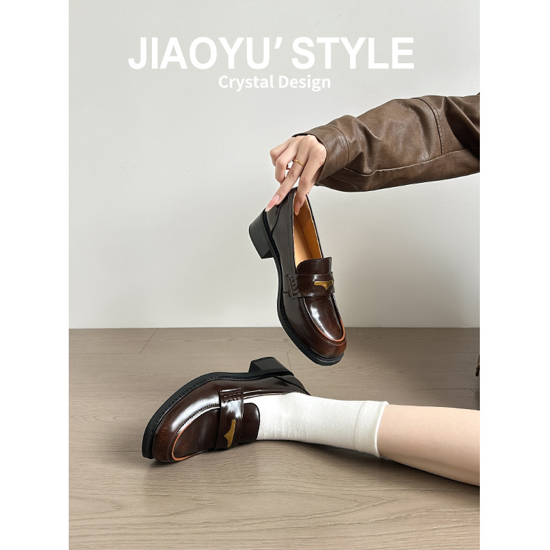 Minimalista loafer stílusú, 6-8 cm-es sarokkal, gumitalpú, belső Ultra-fiber bőr