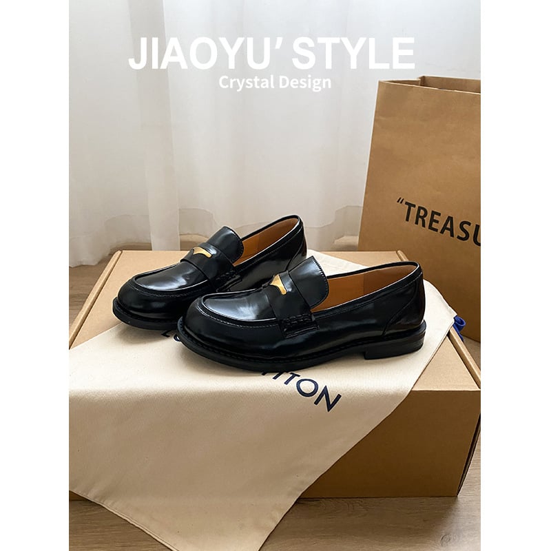 Minimalista loafer stílusú, 6-8 cm-es sarokkal, gumitalpú, belső Ultra-fiber bőr