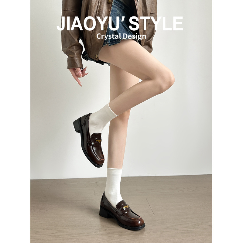 Minimalista loafer stílusú, 6-8 cm-es sarokkal, gumitalpú, belső Ultra-fiber bőr