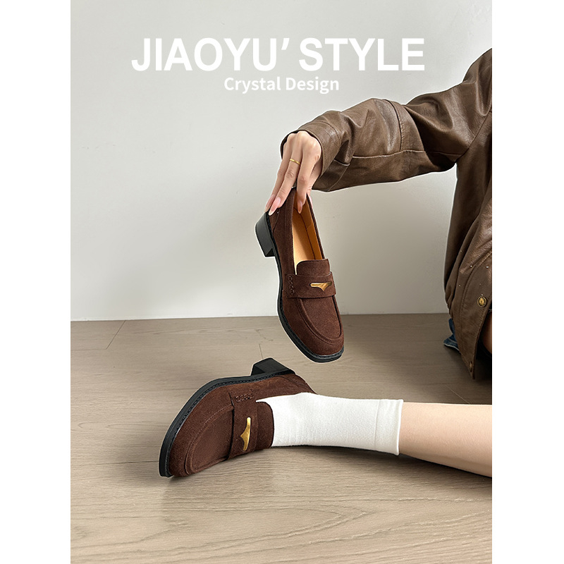 Minimalista loafer stílusú, 6-8 cm-es sarokkal, gumitalpú, belső Ultra-fiber bőr