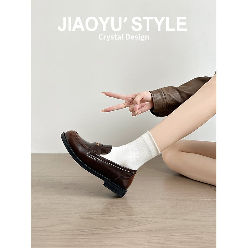 Minimalista loafer stílusú, 6-8 cm-es sarokkal, gumitalpú, belső Ultra-fiber bőr