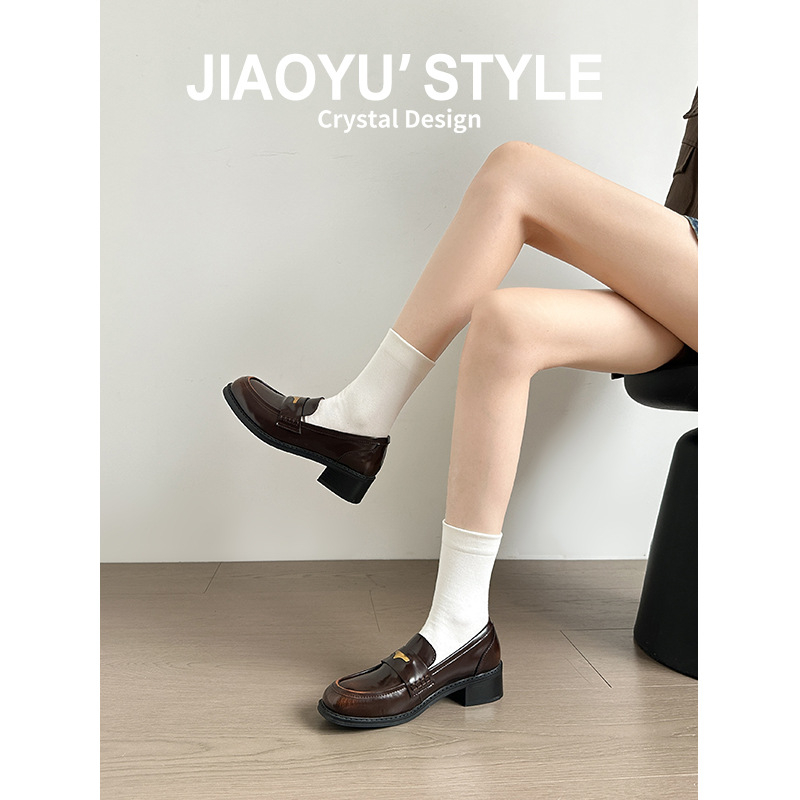 Minimalista loafer stílusú, 6-8 cm-es sarokkal, gumitalpú, belső Ultra-fiber bőr