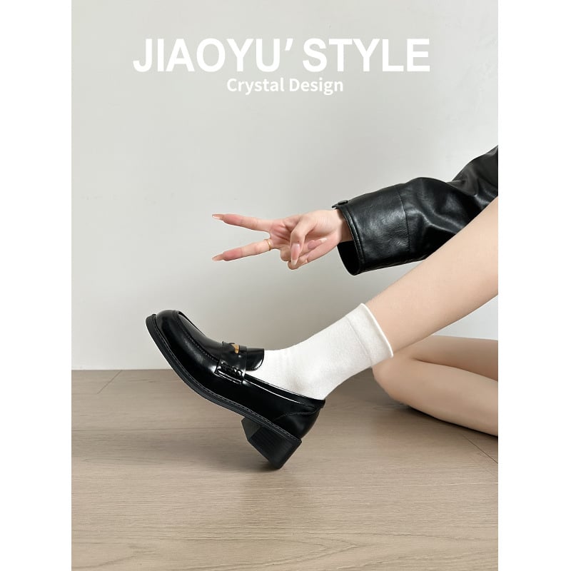 Minimalista loafer stílusú, 6-8 cm-es sarokkal, gumitalpú, belső Ultra-fiber bőr