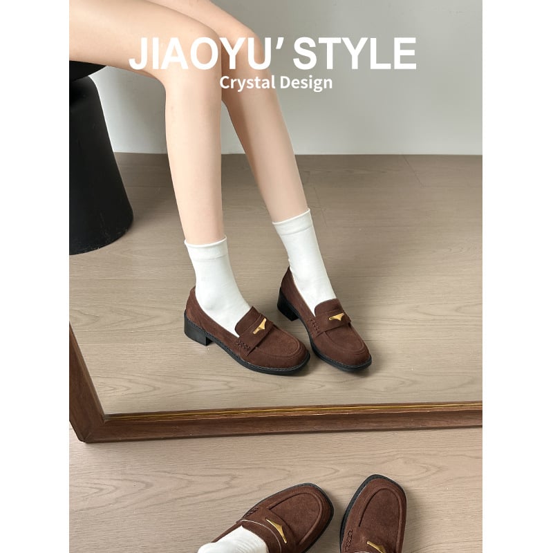 Minimalista loafer stílusú, 6-8 cm-es sarokkal, gumitalpú, belső Ultra-fiber bőr