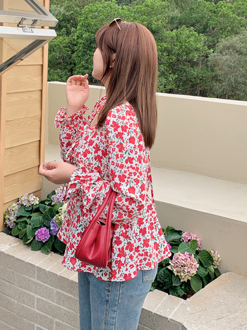 Bluză de damă cu imprimeu floral, țesătură fină din in cu elastan, guler pătrat, mâneci lungi bufante, croială slim