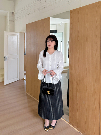 Cardigan pentru femei plus size cu decolteu în V, mâneci în formă de potcoavă, croi care evidențiază talia, amestec viscosa-nylon, țesătură bubble weave, model monocrom, primăvara 2025