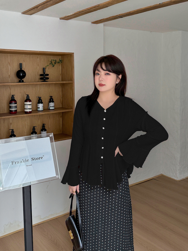 Cardigan pentru femei plus size cu decolteu în V, mâneci în formă de potcoavă, croi care evidențiază talia, amestec viscosa-nylon, țesătură bubble weave, model monocrom, primăvara 2025