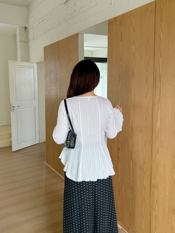 Cardigan pentru femei plus size cu decolteu în V, mâneci în formă de potcoavă, croi care evidențiază talia, amestec viscosa-nylon, țesătură bubble weave, model monocrom, primăvara 2025