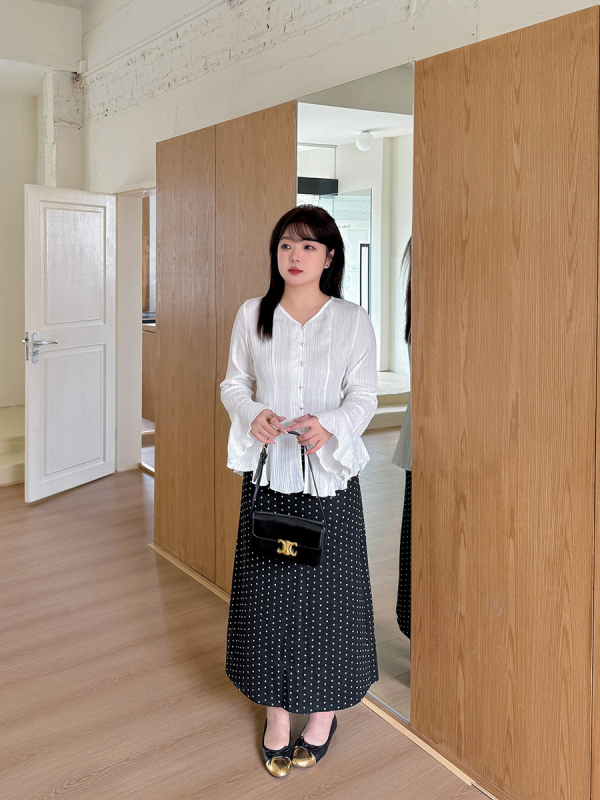 Cardigan pentru femei plus size cu decolteu în V, mâneci în formă de potcoavă, croi care evidențiază talia, amestec viscosa-nylon, țesătură bubble weave, model monocrom, primăvara 2025