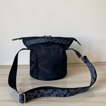 Nylon cilindrična crossbody torba, unisex dizajn, zatvaranje na zip, pretinac za mobitel