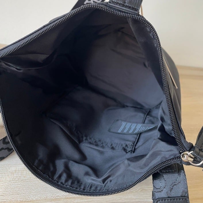 Nylon cilindrična crossbody torba, unisex dizajn, zatvaranje na zip, pretinac za mobitel