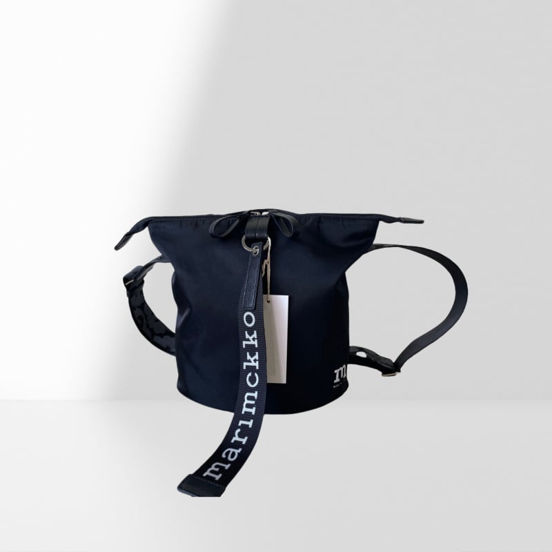 Nylon cilindrična crossbody torba, unisex dizajn, zatvaranje na zip, pretinac za mobitel