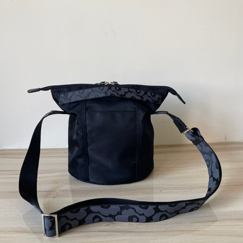 Nylon cilindrična crossbody torba, unisex dizajn, zatvaranje na zip, pretinac za mobitel