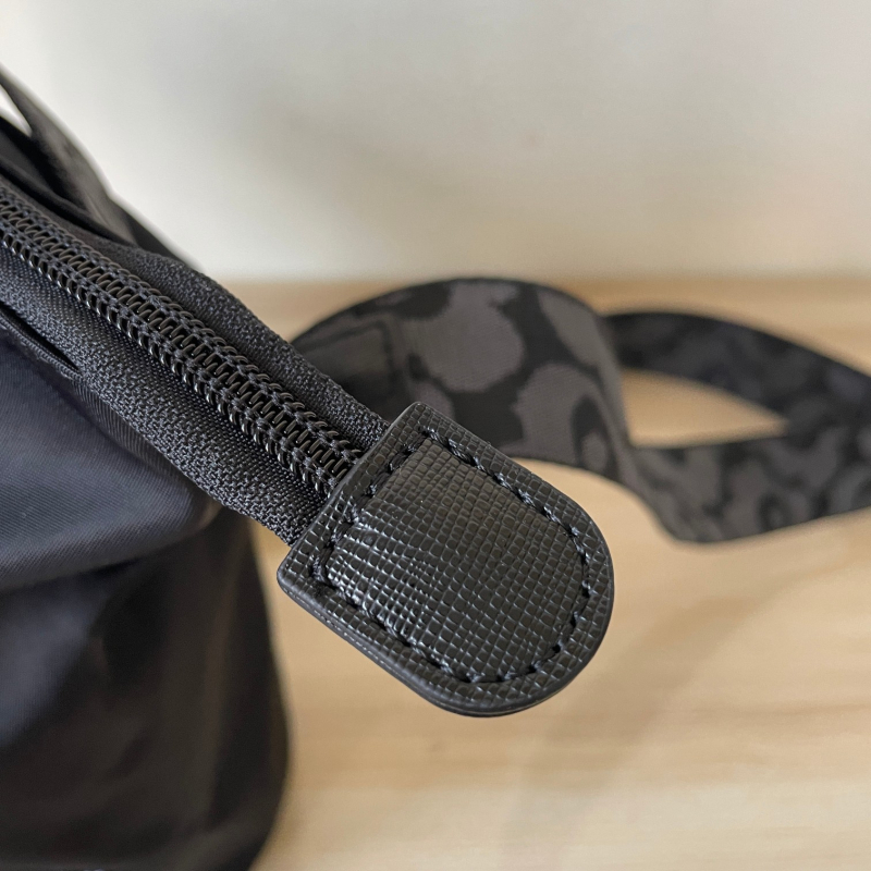 Nylon cilindrična crossbody torba, unisex dizajn, zatvaranje na zip, pretinac za mobitel