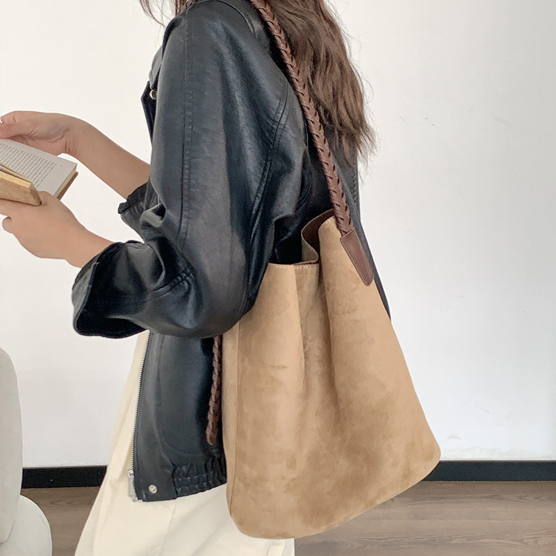 Bucket torbica, korejske nišne modne sezone jesen/zima s retro teksturom, svestrana, s jednim ramenskim i crossbody remenom; materijal PU; oblik košare (bucket oblik); magnetska kopča; unutarnja džep za telefon; sezona zima 2025