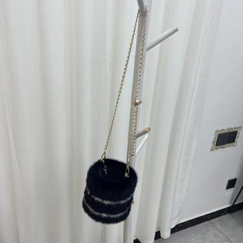 Torba od norkine dlake, bucket stil, gradski minimalistički dizajn, ovalni oblik, otvaranje šnirom