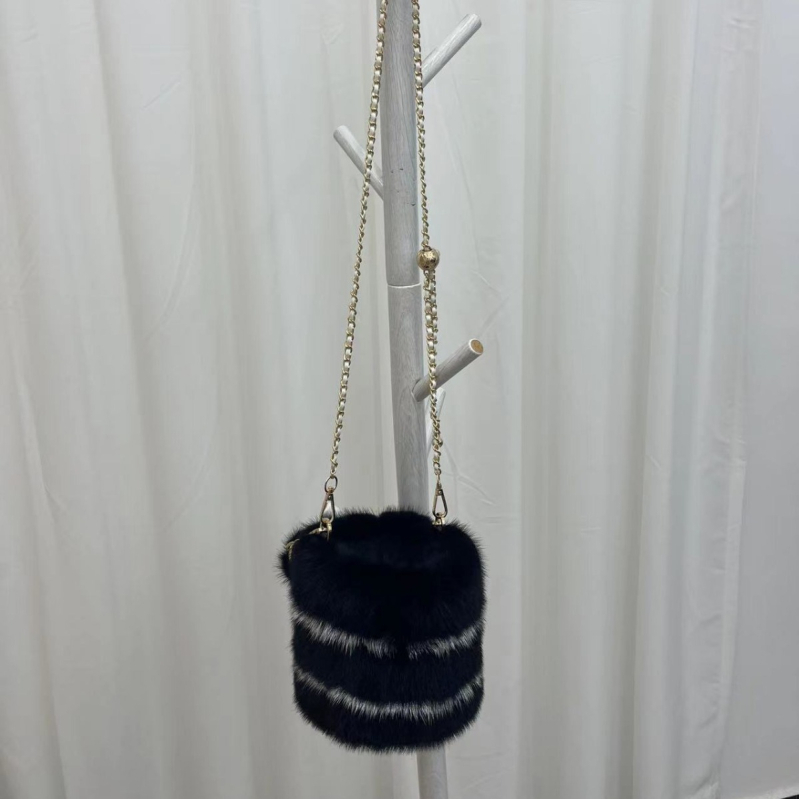 Torba od norkine dlake, bucket stil, gradski minimalistički dizajn, ovalni oblik, otvaranje šnirom