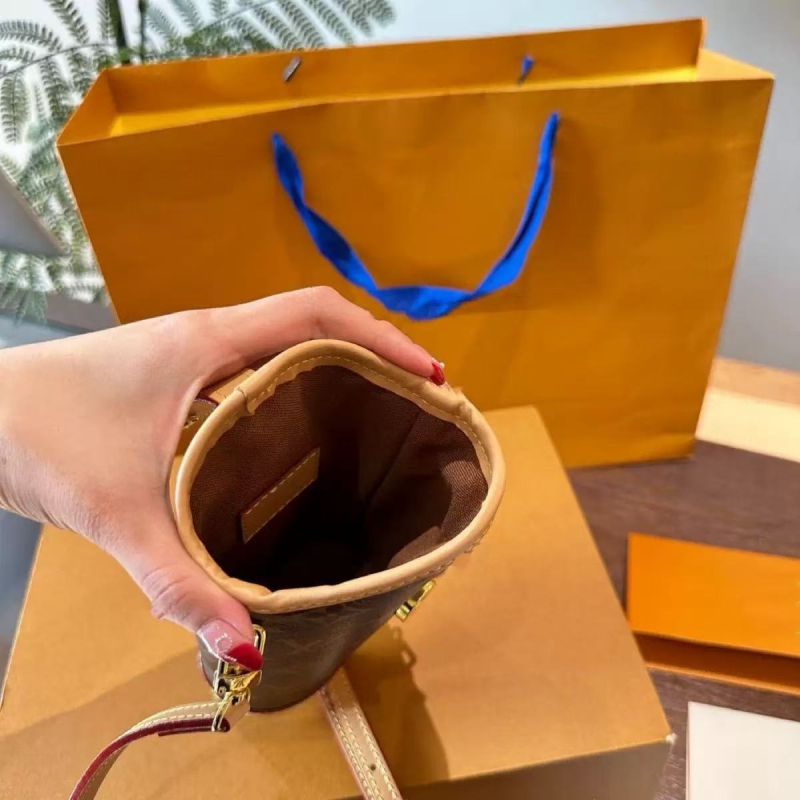 Bucket torba cilindričnog oblika od prave kože, gradski jednostavan stil, otvaranje šnira i kopčom, unutarnja džep za telefon i laminirani džep sa zatvaračem