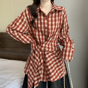 Košulja u Hongkongsom stilu s kaišem za struk, Gambiered Guangdong Silk tkanina, 3D efekt uzorak, polo ovratnik, kopčanje na jedan red gumba