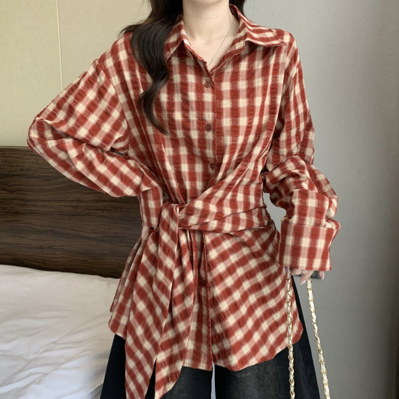 Košulja u Hongkongsom stilu s kaišem za struk, Gambiered Guangdong Silk tkanina, 3D efekt uzorak, polo ovratnik, kopčanje na jedan red gumba