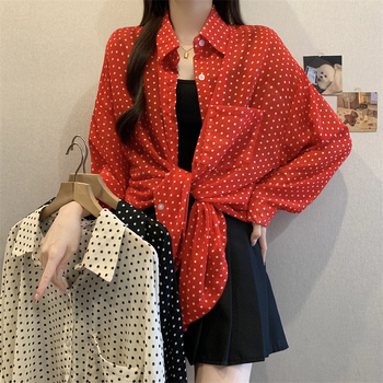 Tricou polo cu buline – model: buline; material: fibre de poliester; compoziție principală: poliester; compoziție secundară: elastan; guler: polo