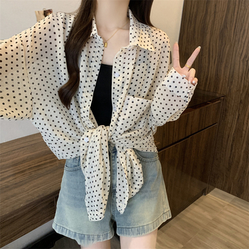 Tricou polo cu buline – model: buline; material: fibre de poliester; compoziție principală: poliester; compoziție secundară: elastan; guler: polo