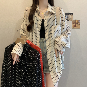 Tricou polo cu buline – model: buline; material: fibre de poliester; compoziție principală: poliester; compoziție secundară: elastan; guler: polo