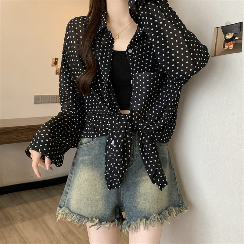 Tricou polo cu buline – model: buline; material: fibre de poliester; compoziție principală: poliester; compoziție secundară: elastan; guler: polo