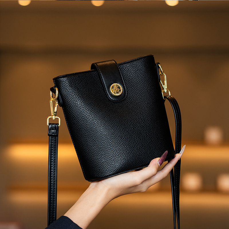 Gelandai PU bucket torba s crossbody naramenicom, horizontalni kvadratni oblik, zatvaranje na zip, unutarnji džepovi: džep na zip, džep za telefon, džep za prijenosno računalo, za svakodnevnu uporabu