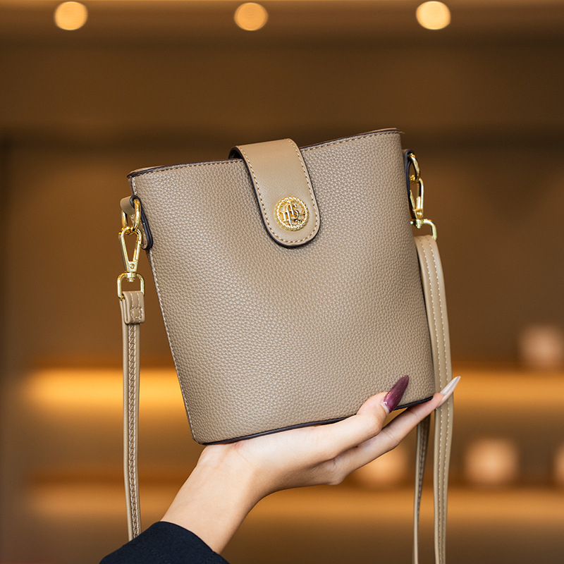 Gelandai PU bucket torba s crossbody naramenicom, horizontalni kvadratni oblik, zatvaranje na zip, unutarnji džepovi: džep na zip, džep za telefon, džep za prijenosno računalo, za svakodnevnu uporabu