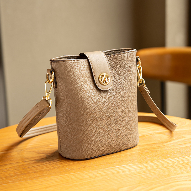 Gelandai PU bucket torba s crossbody naramenicom, horizontalni kvadratni oblik, zatvaranje na zip, unutarnji džepovi: džep na zip, džep za telefon, džep za prijenosno računalo, za svakodnevnu uporabu