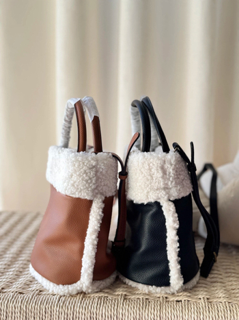 Ženska bucket torba od velura — Crossbody, PU podstava, Zima 2025