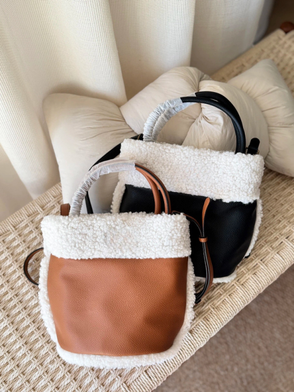Ženska bucket torba od velura — Crossbody, PU podstava, Zima 2025
