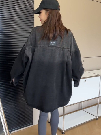 Denim košulja jakna, oversize, duge rukave, polo ovratnik, pješčano pranje, srednja duljina
