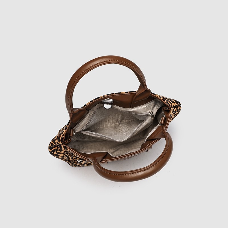 PU crossbody torba, horizontalni kvadratni oblik, zaključavanje bravom, unutarnja džep s zipom, poliester podstava