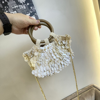 Crossbody torba od akrila s drškom od drveta u obliku školjke i perlama, horizontni kvadratni oblik, magnetska kopča, unutarnji džep sa patentom