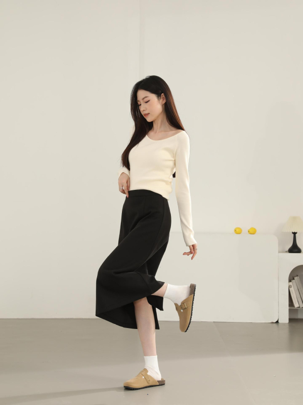 Suknja, ravnog kroja, srednje duljine; poliester 95%+, spandex <30%; proljeće 2025