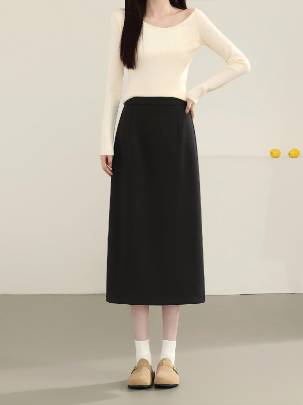 Suknja, ravnog kroja, srednje duljine; poliester 95%+, spandex <30%; proljeće 2025