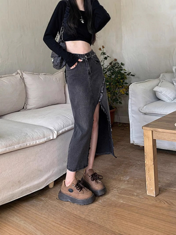 Дънкова пола с A-образен силует, средна дължина, дизайн с пачуърк и неравен разрез