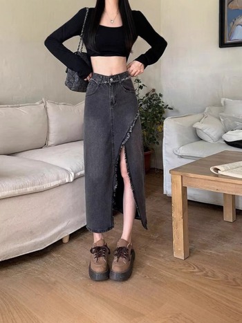 Дънкова пола с A-образен силует, средна дължина, дизайн с пачуърк и неравен разрез