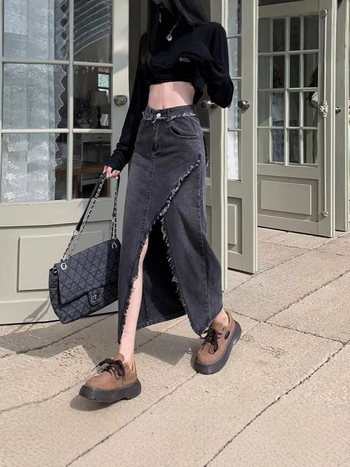 Дънкова пола с A-образен силует, средна дължина, дизайн с пачуърк и неравен разрез